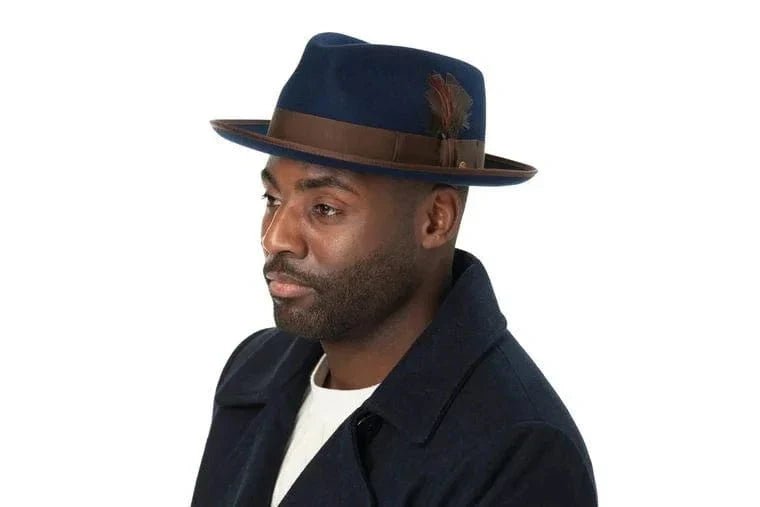 Que signifie une plume sur un chapeau ?