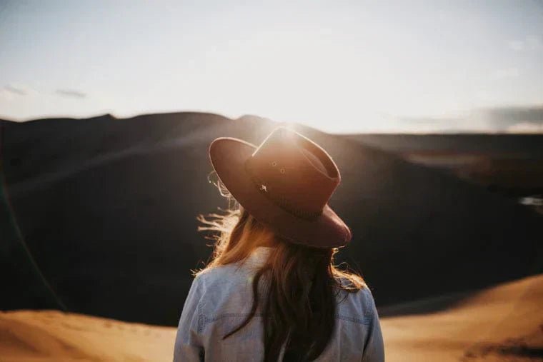 L’art de voyager avec son chapeau