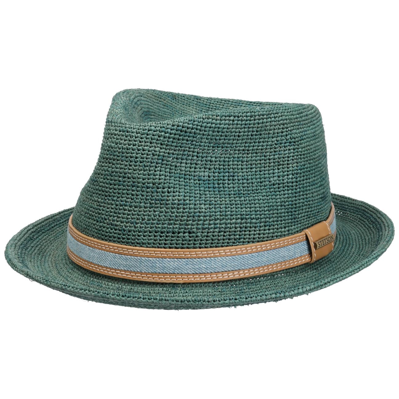Un Chapeau De Plage Avec Une Bande Bleue Se Trouve Sur Une Plage De Un Chapeau De Plage Avec Une Bande Bleue Se Trouve Sur Une Plage De